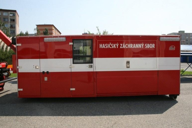 Na kuchyňskou sekci při praktickém nasazení navazuje nafukovací stan, který je využitelný pro ubytování osob nebo uskladnění materiálu.