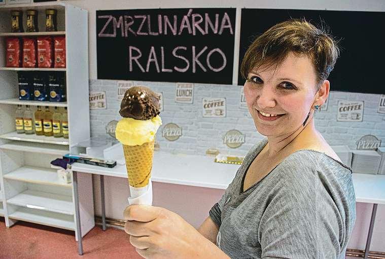 2 29. června 2018 Českolipsko Zažívá zmrzlinový restart Zmrzlinářka Ivana Jablonovská se poprvé ve svých 43 letech osamostatnila avybudovala cukrárnu stolika druhy zmrzliny, že ochutnat od každého