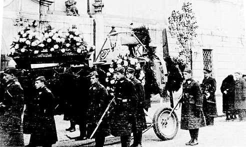 26 29. června 2018 Česká republika HrdinuzLoučky vezli Prahou na trupu letadla Robert Lev Melč zakládal vlegiích první aviatický oddíl.