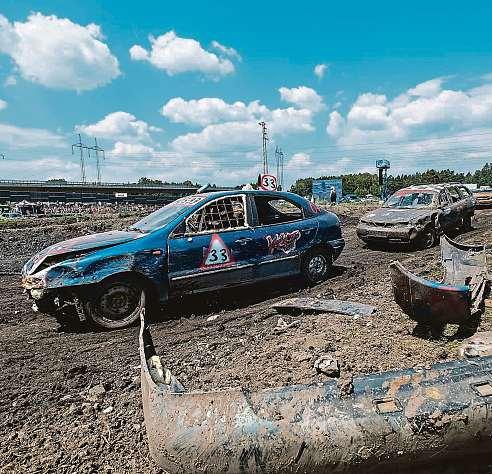 32 29. června 2018 Českolipsko VSosnovéopět umírala auta Dvě stovky závodníků přijely na Destruction derby dojet do cíle apři tom vyřadit soupeře. Hlavním cílem je však pobavit diváky.