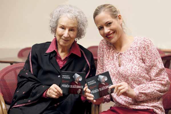 Prahu nedávno navštívila světově proslulá kanadská autorka Margaret Atwoodová, která obdržela Cenu Franze Kafky a také se potkala s herečkou Zuzanou Kajnarovou.