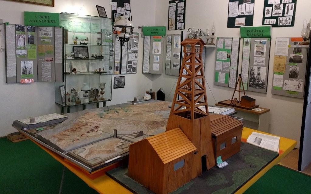 plynu. Expozice také obsahuje unikátní sbírku hornin a zkamenělin z období neogénu a jury.