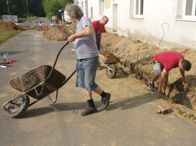 kanalizačních poklopů a provedli úpravu pantů a