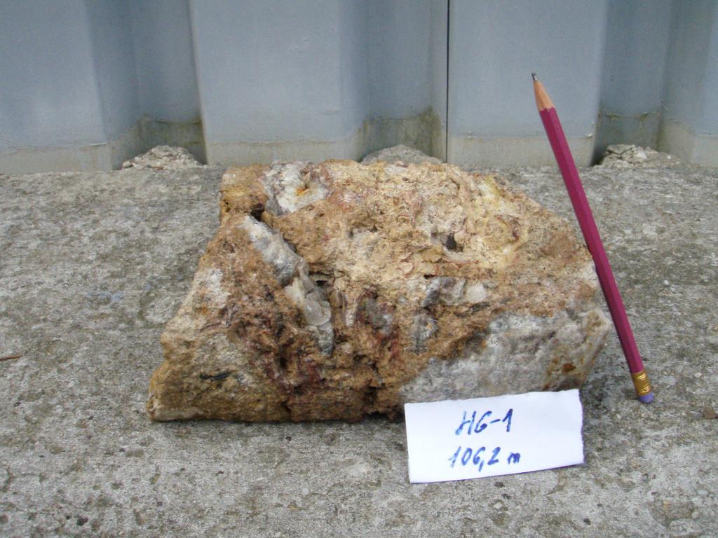 8. vzorek 147,9 m hrubozrnný (porfyrický) granit se slabou hnízdovitou hematitizací a kaolinizací živců 9. vzorek - SV-1 vzorek odebrán ze zadní části vrtné komory na 12.