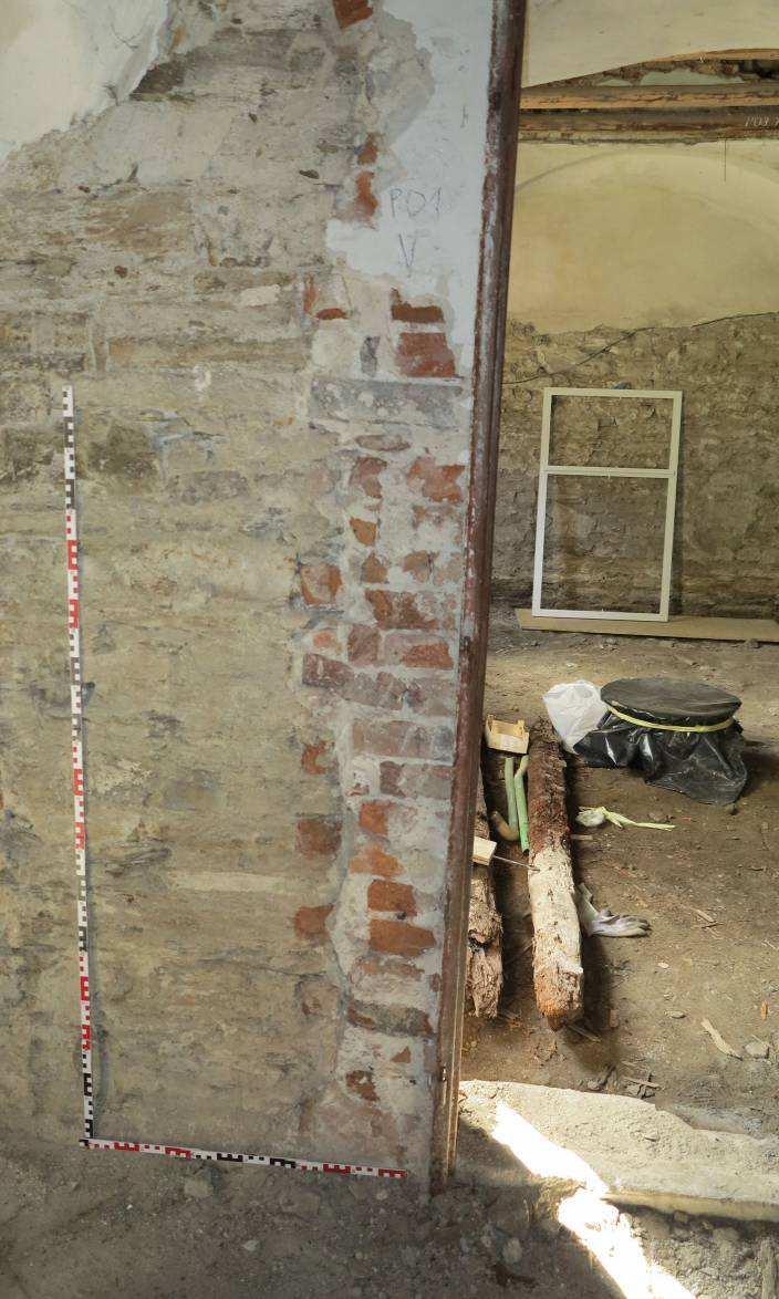 03 Omítky na stěně jsou otlučeny do výše cca 150 190 cm Zdivo je kamenné, dozdění špalety je z