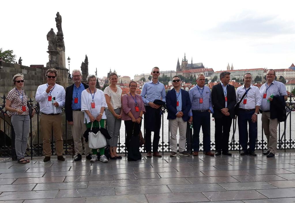 Mezinárodní okénko A druhým důvodem byla pýcha spojená s krásou Prahy. Za tím účelem hosté absolvovali komentovanou prohlídku ze Staroměstského náměstí přes Karlův most až na Pražský hrad.