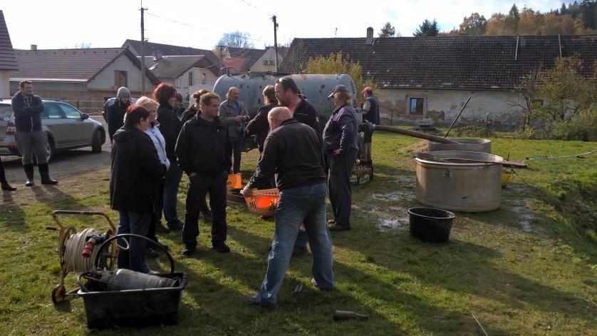 Kuřáci se tedy přesunuli na chodníky, kde se o své kouření podělují s kolemjdoucími a obyvateli bytů nad hospodami.