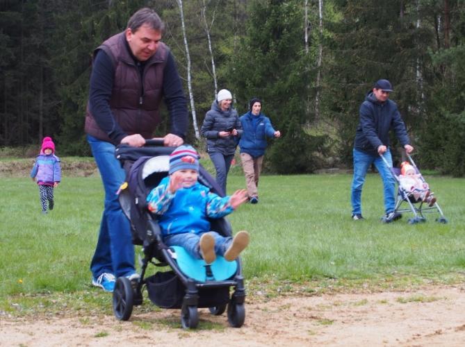 2017 Tak po roce jsme se sešli u stavění máje.