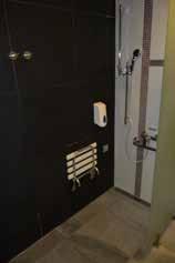 Před šatnami se nachází speciální toaleta. Dveře mají průchod 80 cm. Kabina má šířku 180cm a hloubku 210cm. Mísa opatřená madly je přístupná zprava. Vybavení šaten tvoří uzamykatelné skříňky.