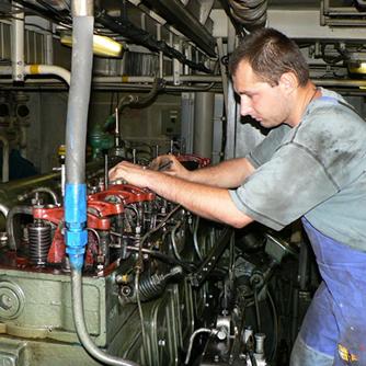 Lodný strojník Charakteristika Lodný strojník obsluhuje stroje, vykonáva údržbu a opravy strojových zariadení plavidla vrátane elektronavigačných prístrojov.