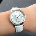 > 77 11 579 433 130,90 Dámske hodinky biele Švajčiarsky strojček Quartz Ronda 1069. Dve ručičky a špeciálne okienko pre sekundy. Púzdro ciferníku z ocele.