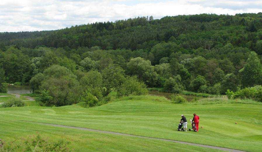 území. Golfová hřiště jsou z hlediska krajinné ekologie, znečištění vod a biodiverzity obecně vnímána negativně.