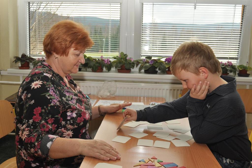 e) Zápis k povinné školní docházce Zápis do 1. třídy se uskutečnil 11. 4. 2018-8 hochů, 13 dívek.