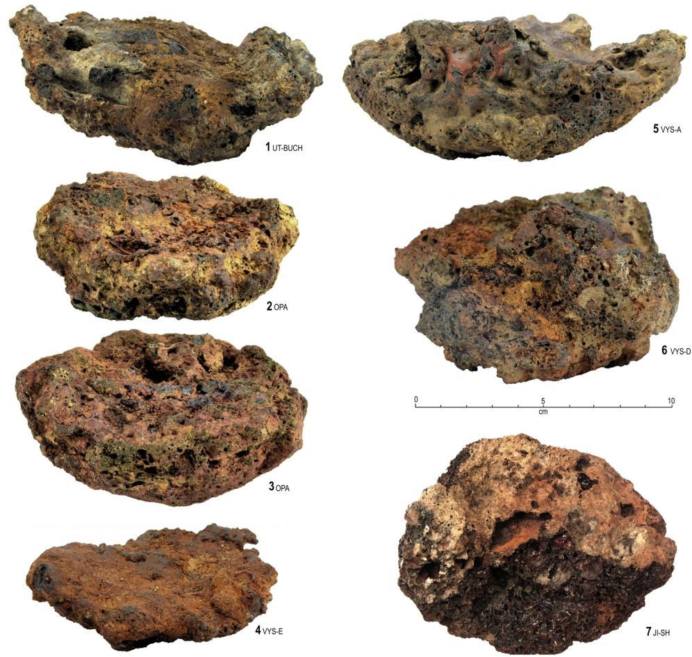 Soubor fragmentů s natavenou na povrchu z výplně archeologického objektu zkoumaného na jihlavských Starých Horách v roce 2016. ZAV ARCHAIA Brno, foto P.