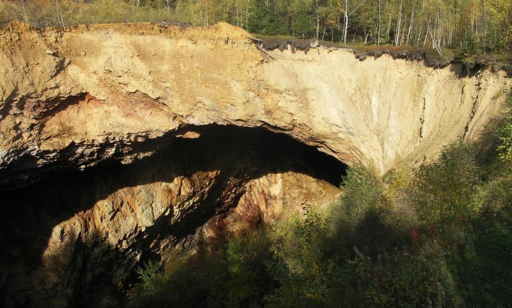 obr. 60. Výsledek rychlého propadnutí stropu dobývky. Zlaté Hory-Žebračka. Foto J. Večeřa 2005.