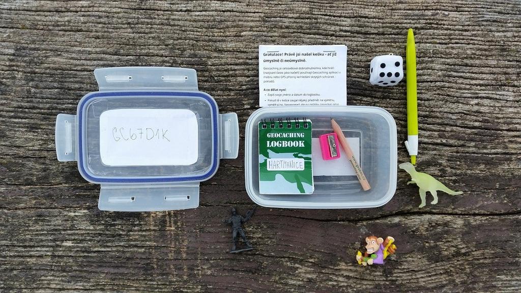 Obr. 6: Obsah keše při založení Postup založení keše na geocaching.com Keš je již umístěna fyzicky, nyní je potřeba ji umístit virtuálně.