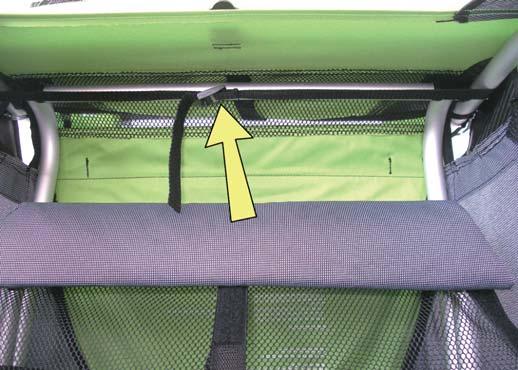 Pro odejmutí potahu uvolněte patentky po obou stranách Vozíku a pojistný pásek pod stropem.