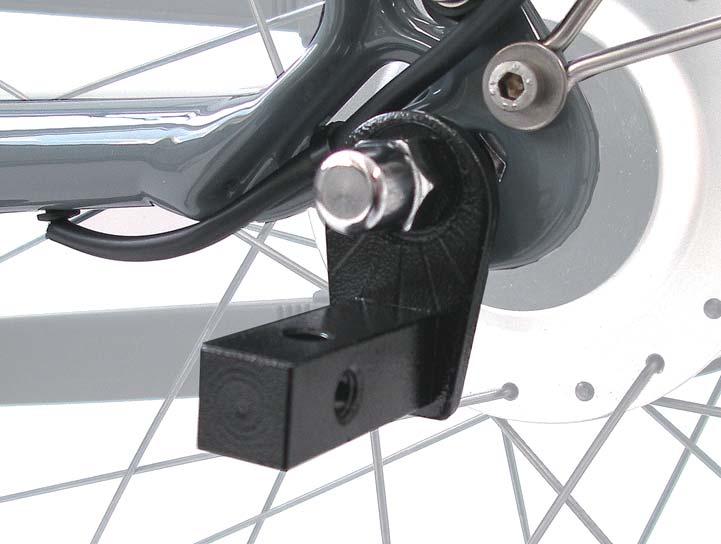 Upevnění závěsu na jízdní kolo s pevnou osou Připevnění tažné tyče k závěsu Nasaďte koncovku tažné tyče na hranol závěsu.