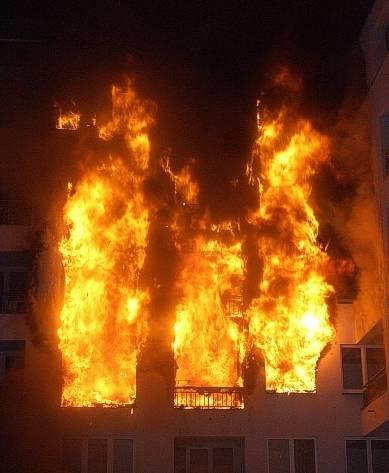 Nebezpečné jevy při hoření látek velký energetický výkon (velká rychlost