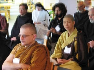 Dochází k setkáním a studijním pobytům křesťanských mnichů v hinduistických ášramech a