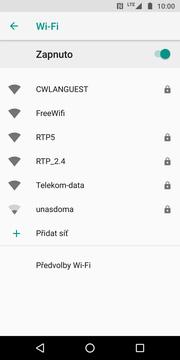 Wi-Fi zapnete/vypnete stisknutím vypínače.