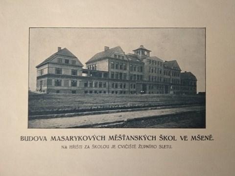 Obrázek 2 - Budova Masarykovy školy ve Mšeně v roce 1931 3.2.5 Měšťanský statek vs. město (městské lázně) Celá 20. léta 20. století provázel město Mšeno nekonečný spor o měšťanský statek.