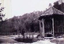 Obrázek 9 - Zaniklý altánek. Vznikl v roce 1915. Jeho střecha byla v prvních letech pokryta kůrou a její okraje zdobily smrkové šišky. Ještě na sklonku 50. let 20. století stál uprostřed Debře.