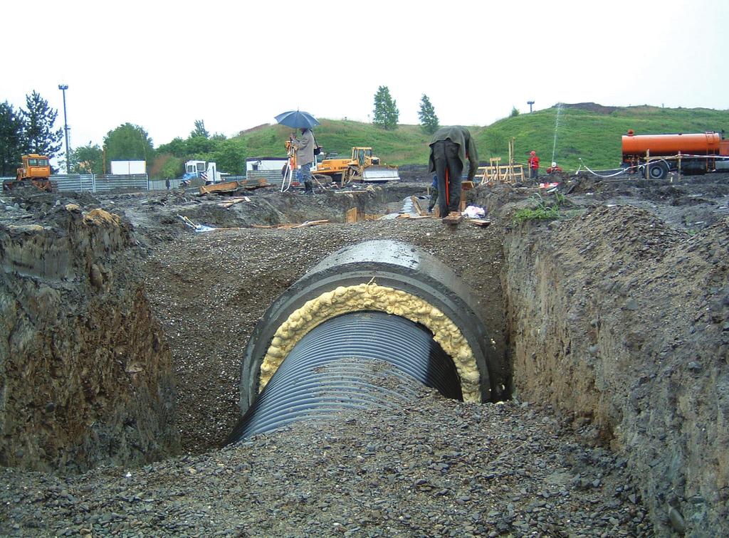 ŘEŠENÍ ULOŽENÍ POTRUBÍ V PROTLAKU Protlak je technologicky nejjednodušší vytvořit z ocelového potrubí o vnitřním rozměru o cca 50-100 mm větším než max. venkovní průměr hrdla potrubí.