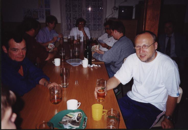 Obrázek 23 V ubytovacím zařízení v Hojsově Stráži v červnu 2000 se večery trávily nejen šachovou hrou, ale i