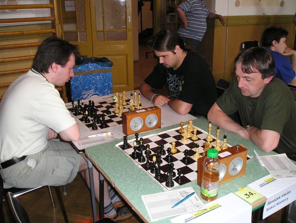 Obrázek 43 Vpravo Šimáček Václav si uhrál na OPEN turnaji O pohár města Klatov v roce 2004 jako nováček
