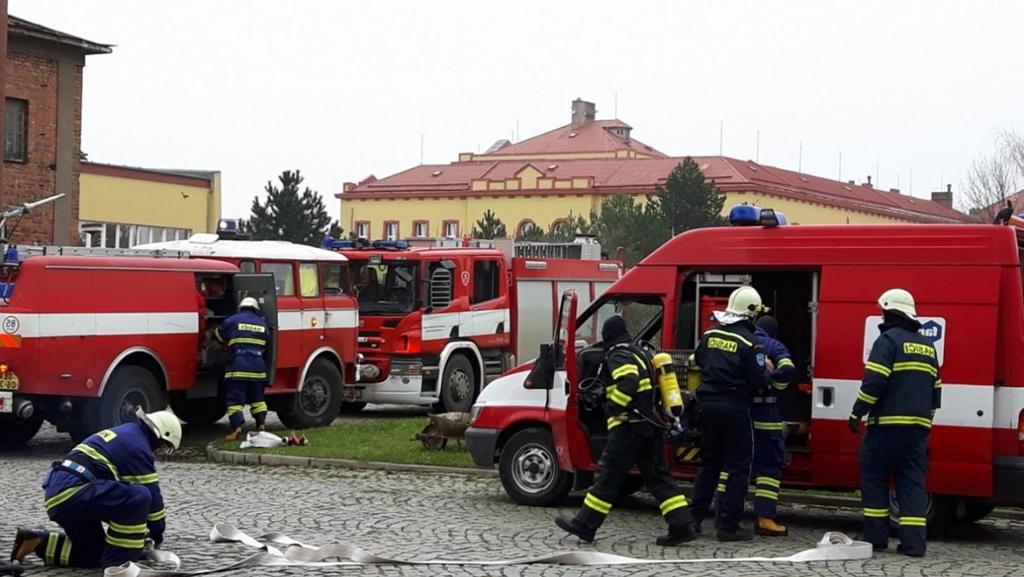 Poloprovozní zkouška spo ívala v oh evu horninového prost edí a v aplikaci fermentujícího organického substrátu (syrovátky) pro podporu mikrobiální reduktivní dechlorace.