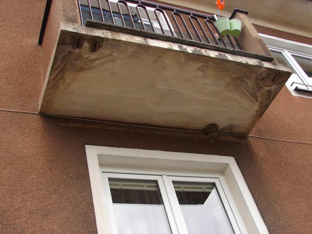 okapem, mezi okrajem střechy a obvodovou zdí, různé poškozením okraje