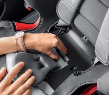 Schovejte bezpečnostní pás V opěrce zad pod potahem najdete prostor pro jednoduchou úschovu 5bodového pásu.