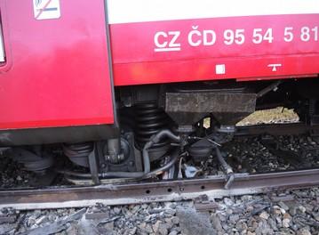 95 54 5 810 633-8; HDV bylo poškozené a vykolejené zadním podvozkem tvořeným samostatným dvojkolím, a to vlevo ve směru jízdy vlaku; Obr. č. 6: Vykolejený zadní podvozek HDV Zdroj: DI bod 0, tj.