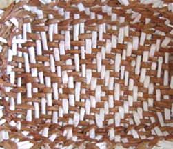 Při pletení se tvoří vzory, které připomínají vlnky. Keprová vazba (Váza; str.