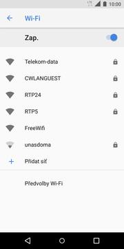 Wi-Fi zapnete/vypnete stisknutím vypínače.