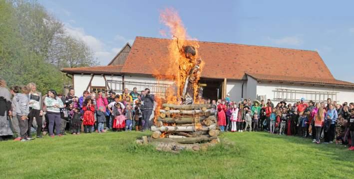 ZOOPARK CHOMUTOV www.zoopark.cz Podkrušnohorský zoopark Chomutov, příspěvková organizace 1 4 Ředitel / Director Bc.