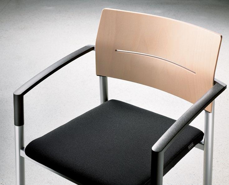 Stohovatelná židle, sedadlo komfortně čalouněné, opěradlo překližka Stohovatelná židle, sedadlo a přední strana opěradla čalouněná Stohovatelná židle