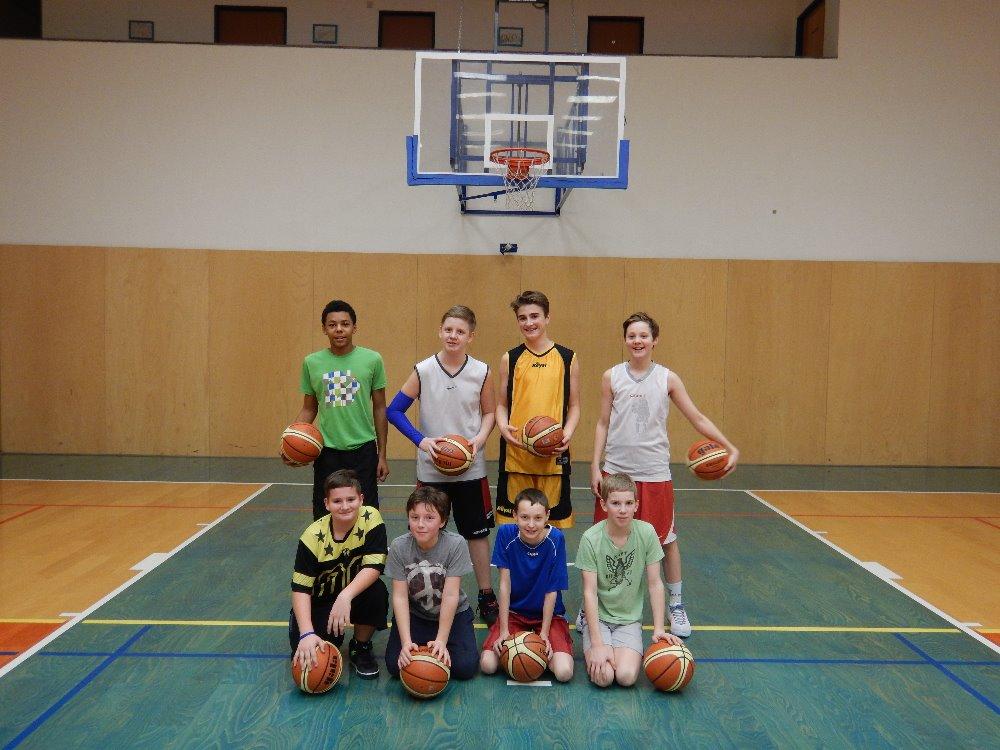 Družstvo minižáků U13 Po dohodě vedení klubů BK TJ Slavoj Český Brod a BA Nymburk byly kvůli nízkým počtům hráčů spojeny družstva v kategoriích U13 a U14 a od sezóny 2016/2017 vystupují