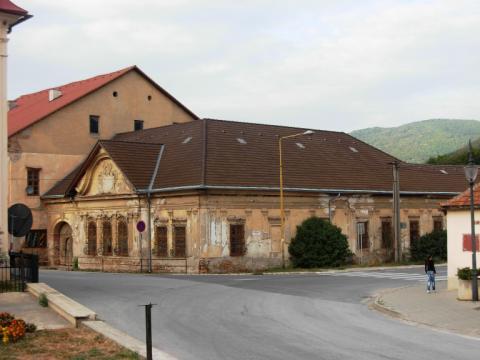 pôvodná poschodová komora so sýpkou. Objekt mal pôvodne manzardovú strechu. Súčasná strecha je sedlová, valbová, s murovaným trojhranným štítom nad stredným rizalitom.