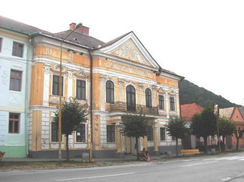 Dvorové krídlo je prízemné, nepozoruhodné, radikálne prestavané na výrobné účely. Patril rodu Maritinszkých, neskôr Sárkányiovcov. V 19.