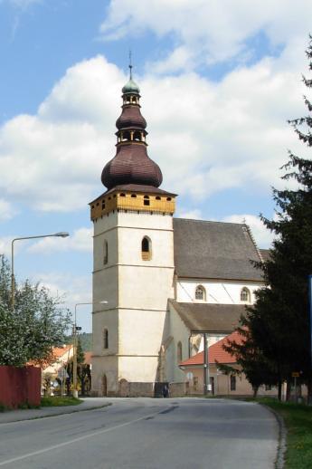 bol kostolík prístavbou južnej lode zmenený na trojlodie, ktoré dostalo aj novú krížovú rebrovú klenbu. Súčasne predĺžili tiež presbytérium o polygonálny záver. Začiatkom 15. stor.