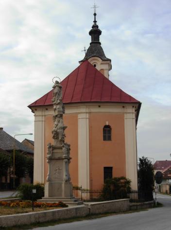 severozápadnej vstupnej fasády. Veža je zastrešená barokovou zvonovou prilbou, pokrytou drevenými šindľami. Strecha kostola je ukončená na južnej strane ihlancom.