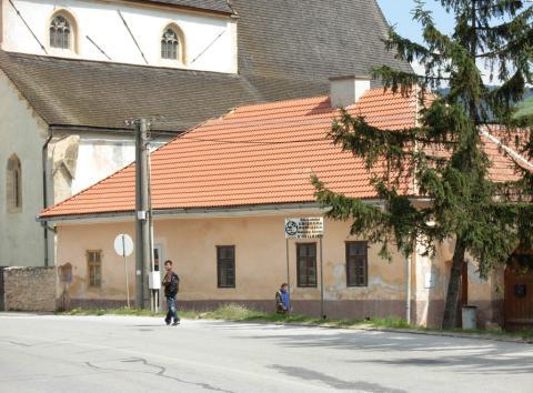 Areál je ohradený ozdobným liatinovým nitovaným oplotením zo zač. 20. stor., osadeným do tehlových stĺpikov na betónovej podmurovke. 11. FARA ev. a. v s latinskou školou Č.