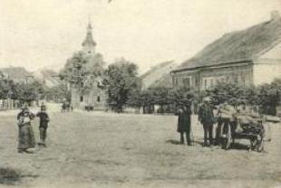 prvky: tvaroslovie hlavnej fasády, zachované okenné výplne, zachované vstupné výplne, kovaná mreža na západnej fasáde 13. RADNICA Č.