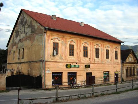 Z južnej strany je vymedzená parcelačným múrom prízemného jednopodlažného objektu kúrie, východnú stranu zaberá veľká záhrada a na severe je od susedného jednopodlažného objektu vymedzená širším