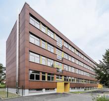 Sachsenallee, vybavena nadsvětlíky TipTronic Visually attractive and impressive in terms of energy efficiency: the south-east façade of Sachsenallee primary school fitted with TipTronic toplights
