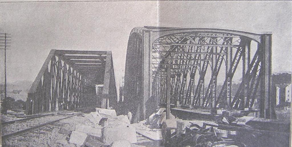 Nejprve byly v roce 1901 vyměněny nosné konstrukce mostu přes řeku Vltavu včetně úseku předpolí za dvoukolejné a následně byla do roku 1907 rozšířena kamenná klenbová část pro druhou kolej (kolej č.