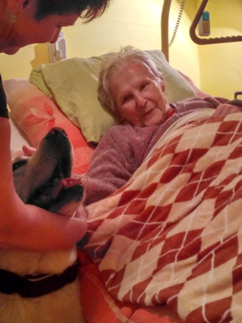 Byla by to spousta lidí - nejvíc asi ze samotného terénu. Já přesto vzpomenu někoho z našeho "Domečku". Žena, kterou mám na mysli, byla jednou z prvních klientů v něm. Paní po zlomenině krčku, přísná.