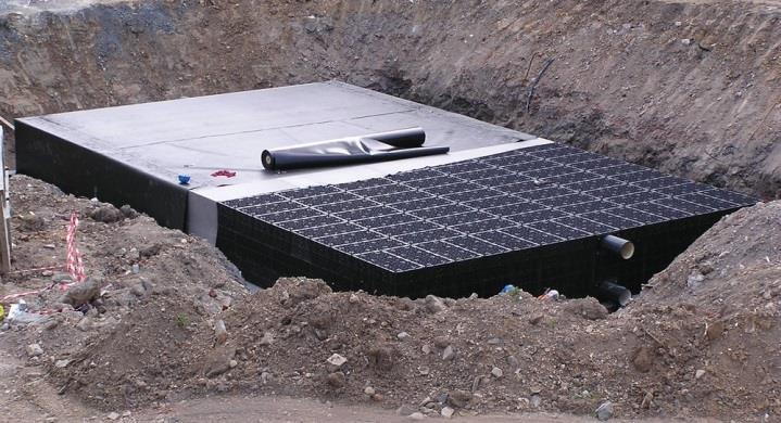 akumulační podzemní nádrže na zachytávání srážkových vod a jejich opětovné využití (např.